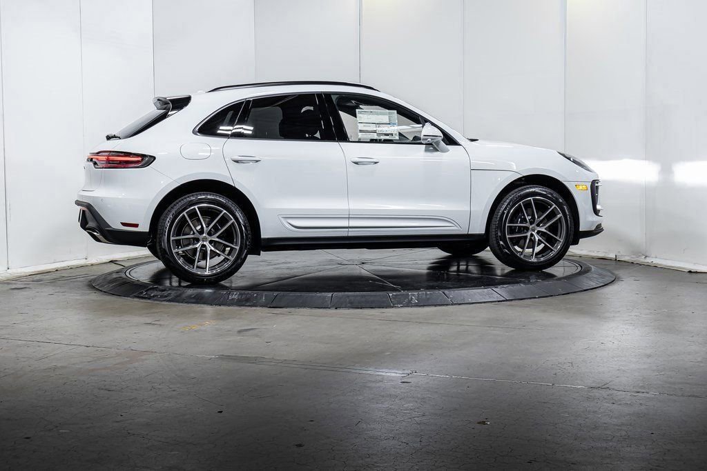 Certified 2025 Porsche Macan AWD/4WD image 8