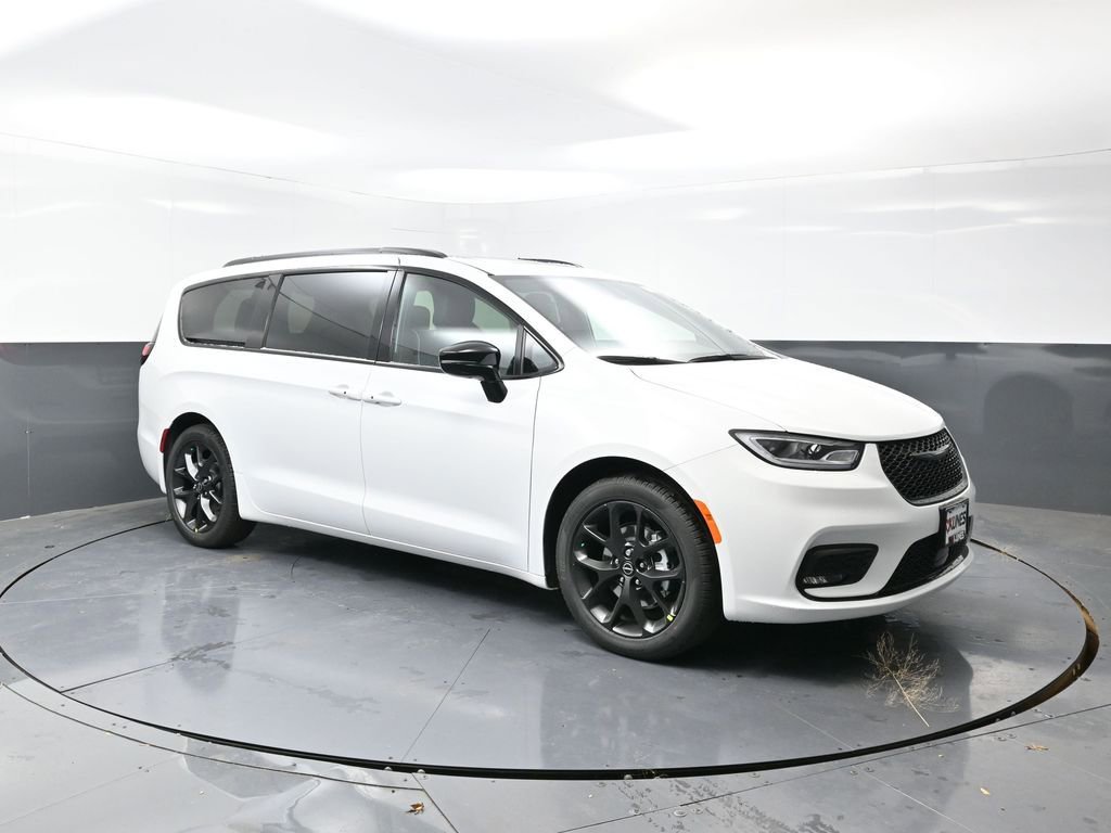 New 2026 Chrysler Pacifica Limited w/ S Appearance Package FWD image 3