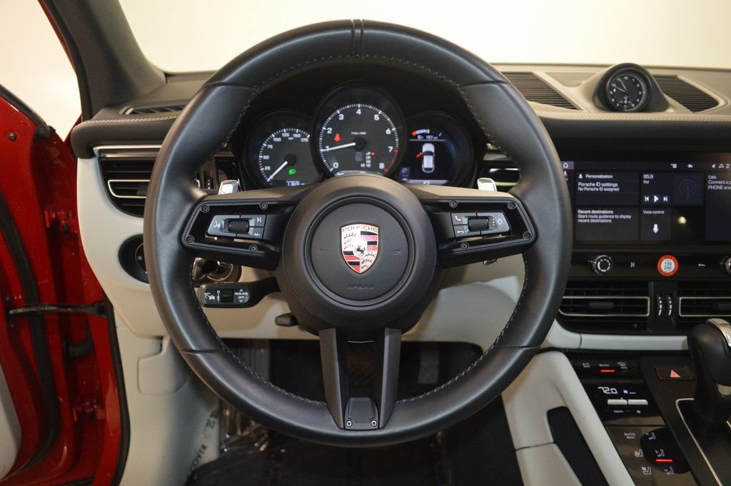 Certified 2025 Porsche Macan AWD/4WD image 20