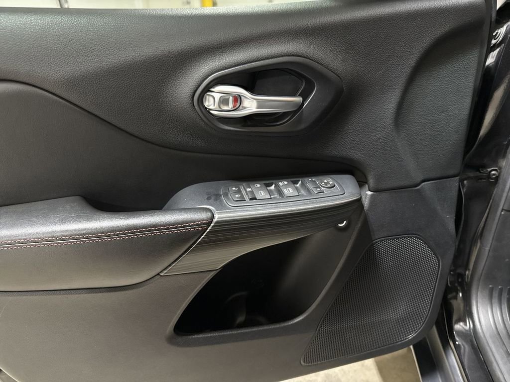 Used 2016 Jeep Cherokee Trailhawk image 21