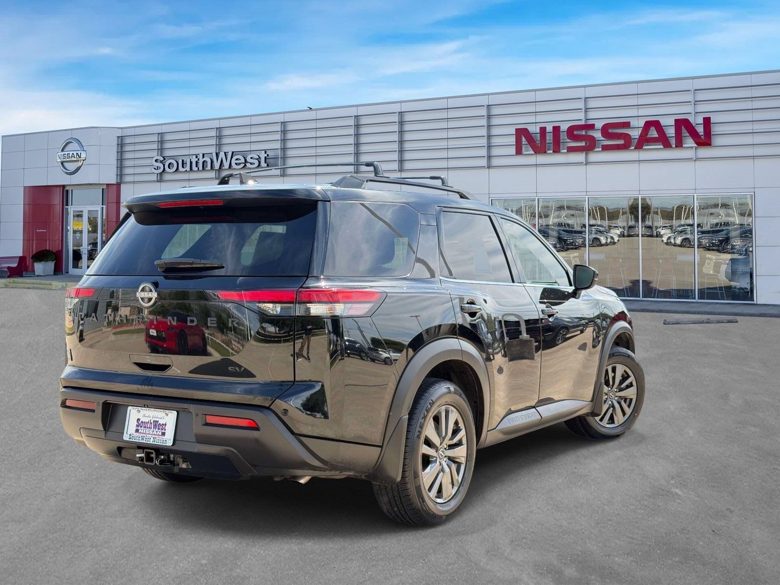 Used 2022 Nissan Pathfinder SV w/ SV Black Package FWD image 4