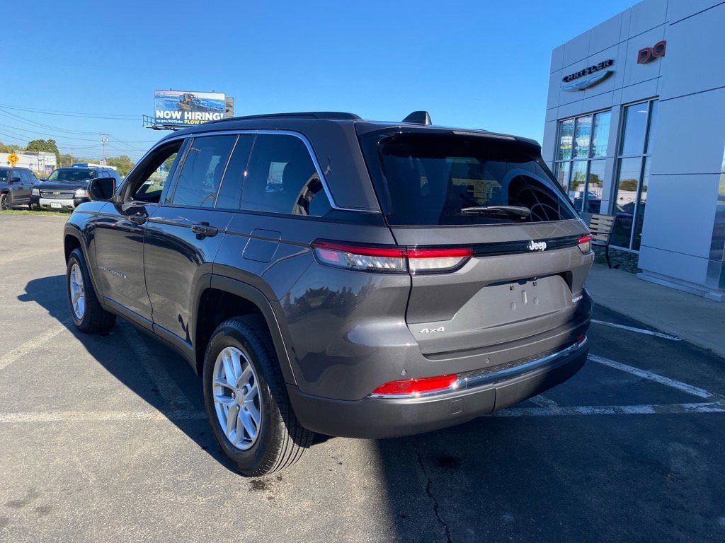 Used 2025 Jeep Grand Cherokee Laredo X image 3