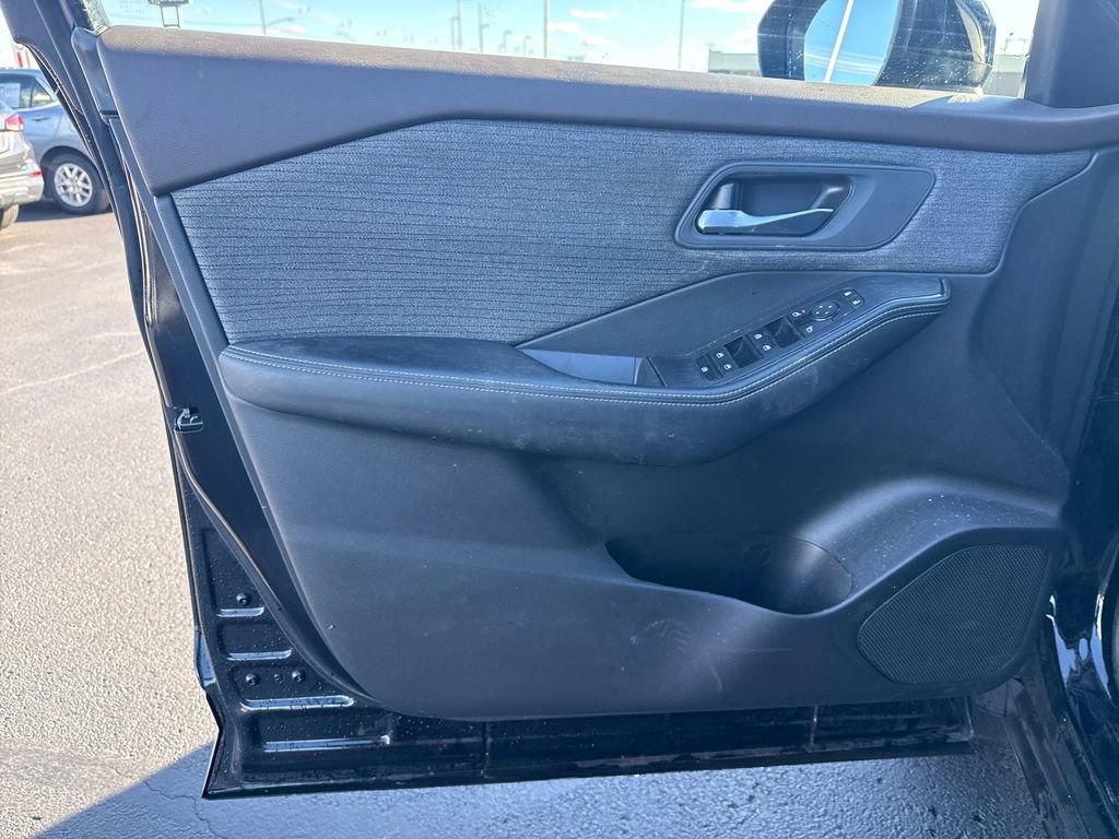 Used 2023 Nissan Rogue SV image 12