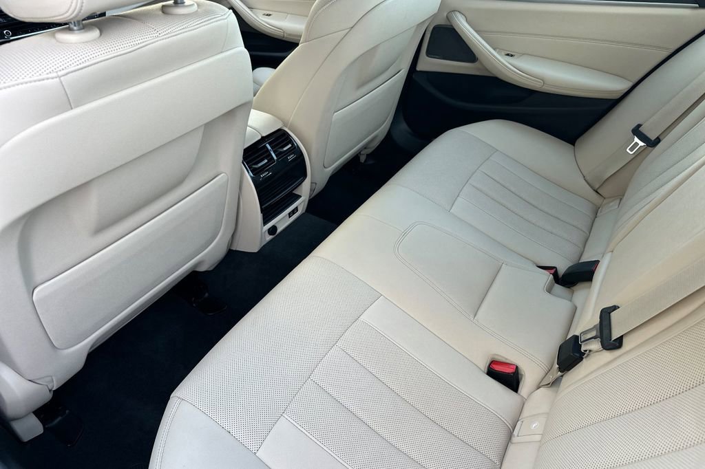 Used 2023 BMW 530e w/ Premium Package image 12