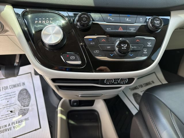 Used 2023 Chrysler Pacifica Touring-L FWD image 20