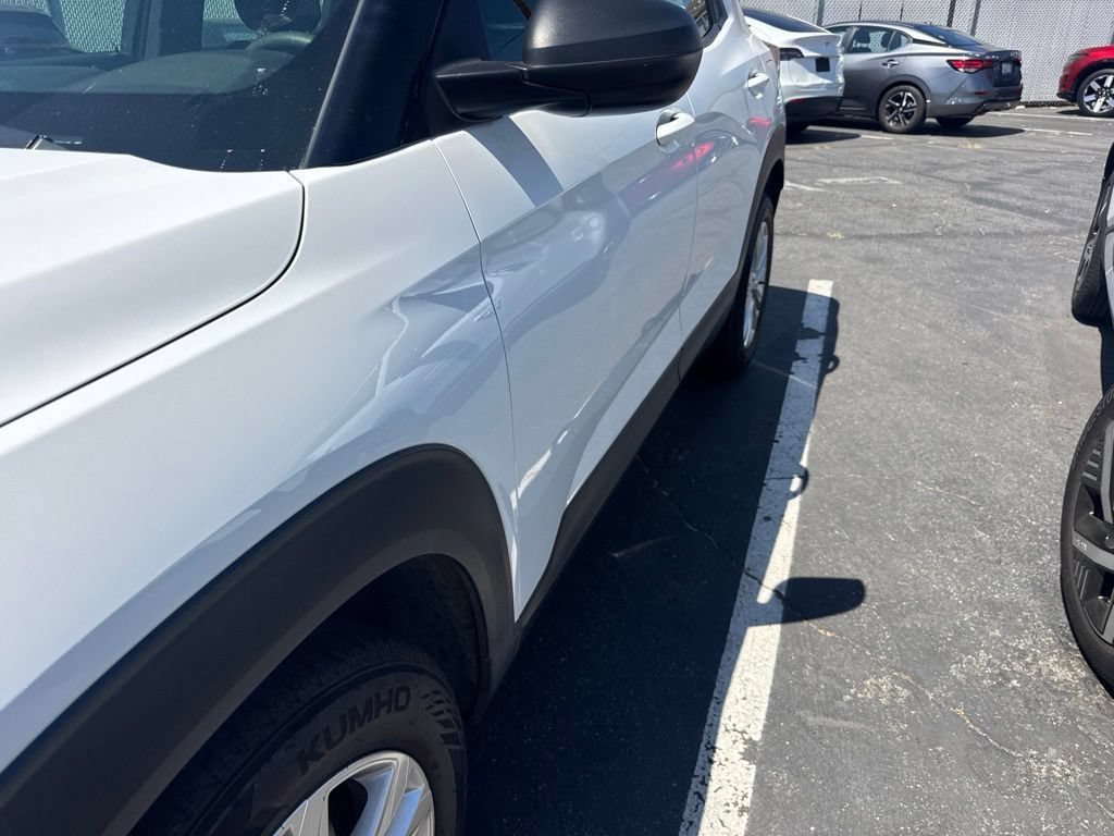 Used 2023 Chevrolet TrailBlazer LS FWD image 2