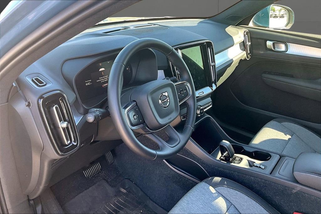 Used 2025 Volvo XC40 B5 Core AWD/4WD image 11
