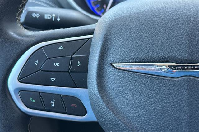 Used 2023 Chrysler Pacifica Touring-L image 27