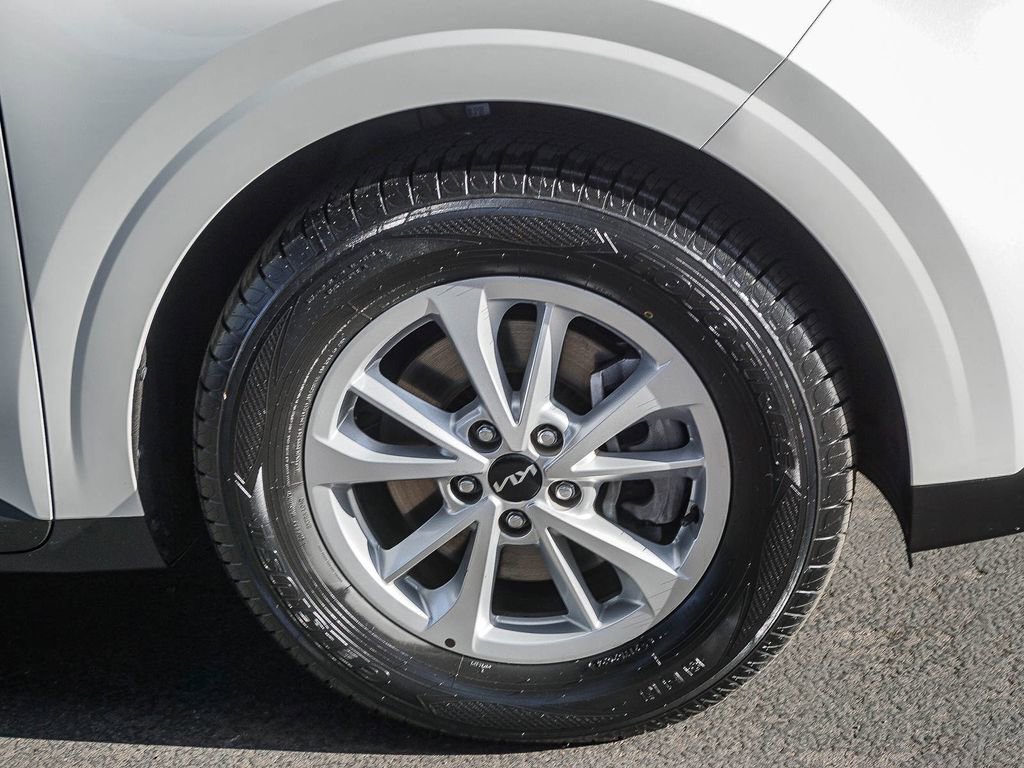 Used 2024 Kia Carnival LX FWD image 10