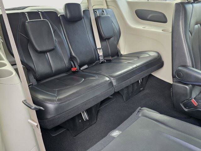 Used 2021 Chrysler Pacifica Touring-L image 31