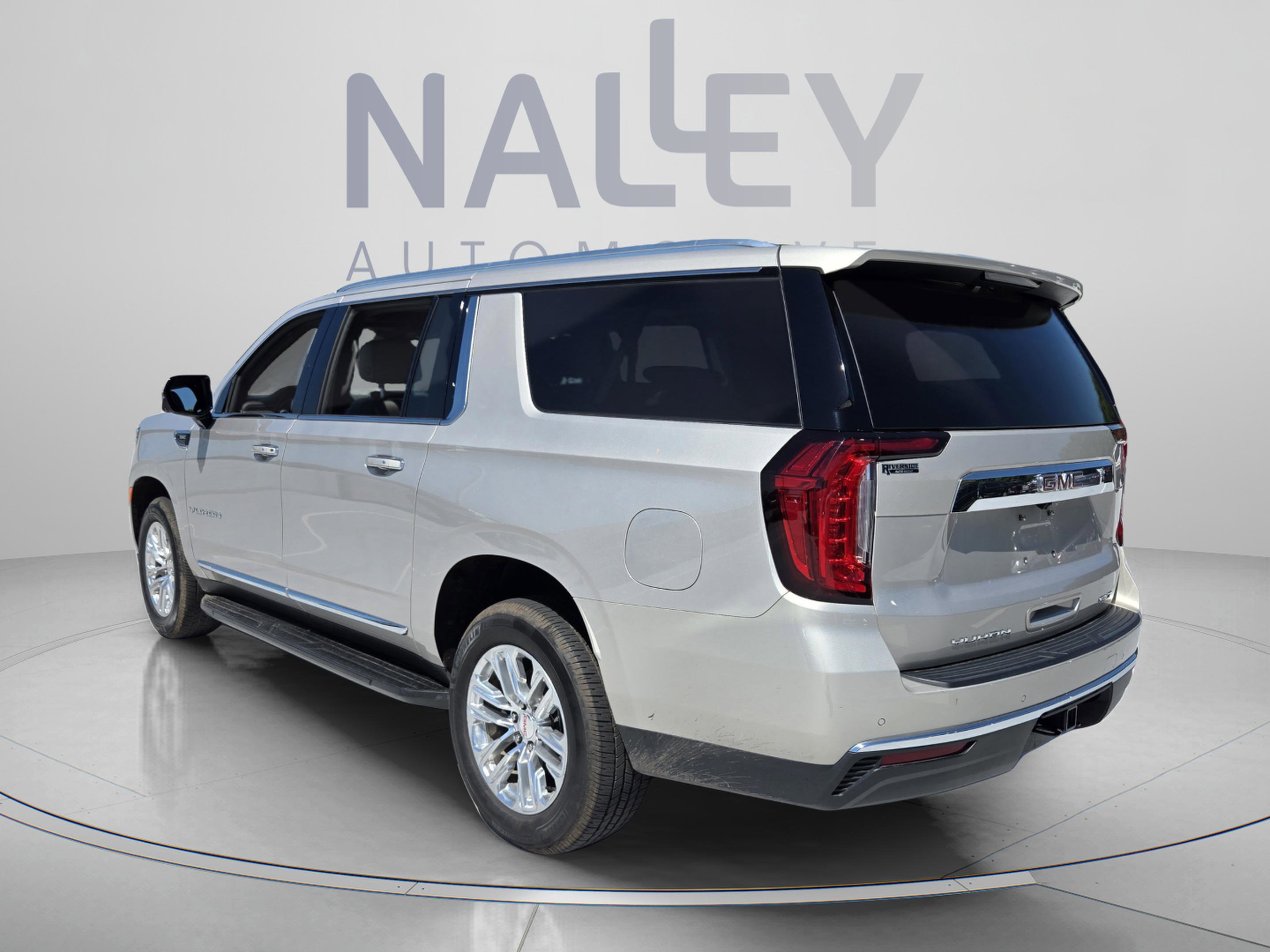 Used 2023 GMC Yukon XL SLT w/ SLT Luxury Package RWD image 3