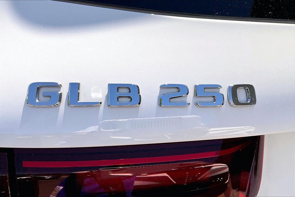 Used 2026 Mercedes-Benz GLB 250 4MATIC image 33
