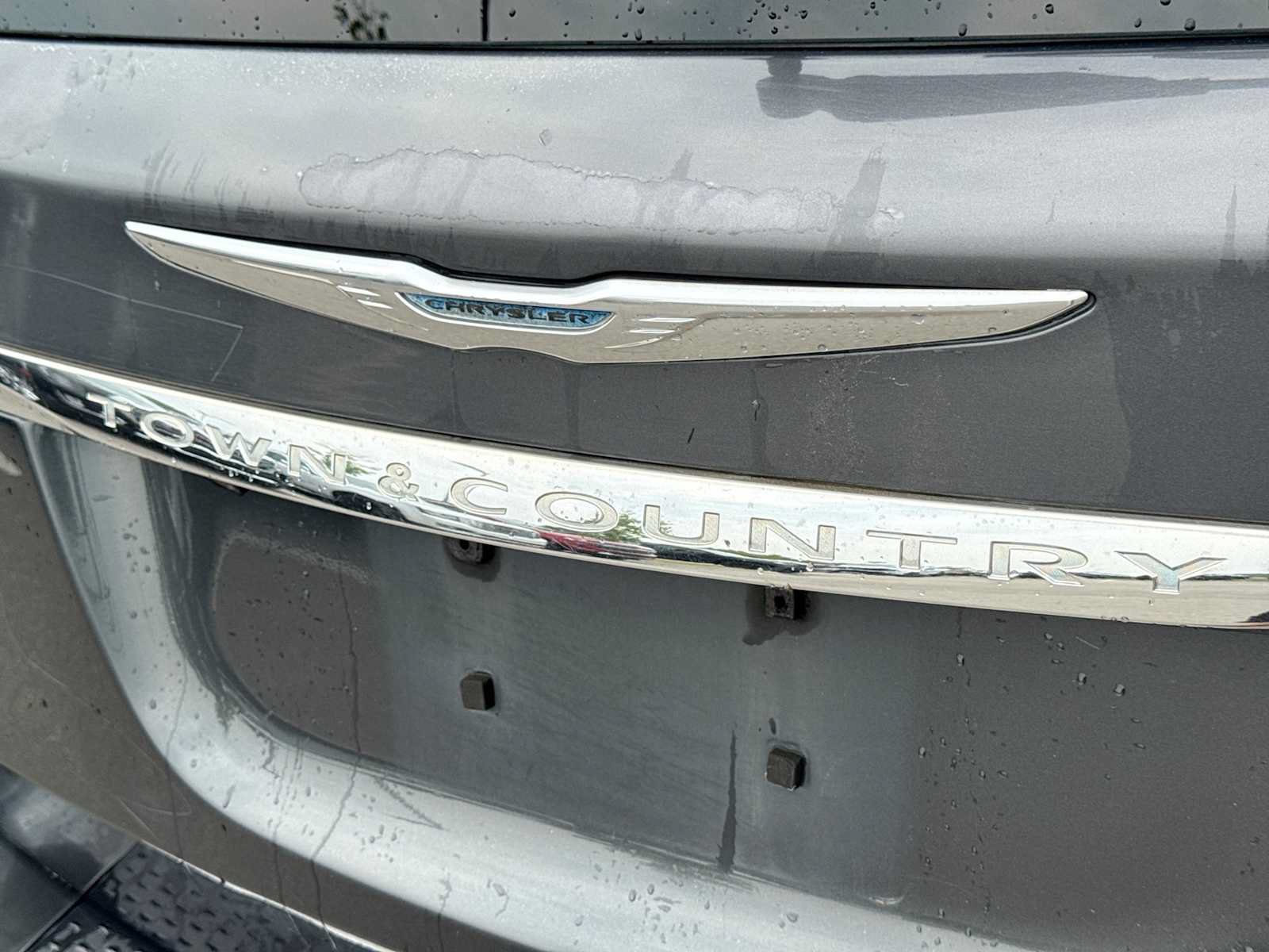 Used 2012 Chrysler Town & Country Touring w/ Entertainment Group #1 FWD image 11