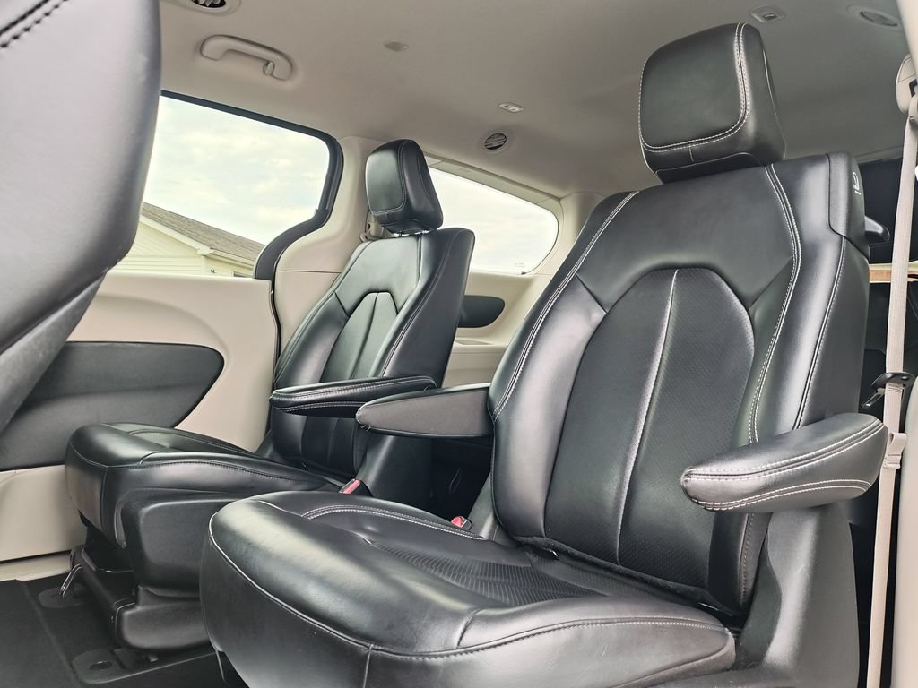 Used 2023 Chrysler Pacifica Touring-L FWD image 14