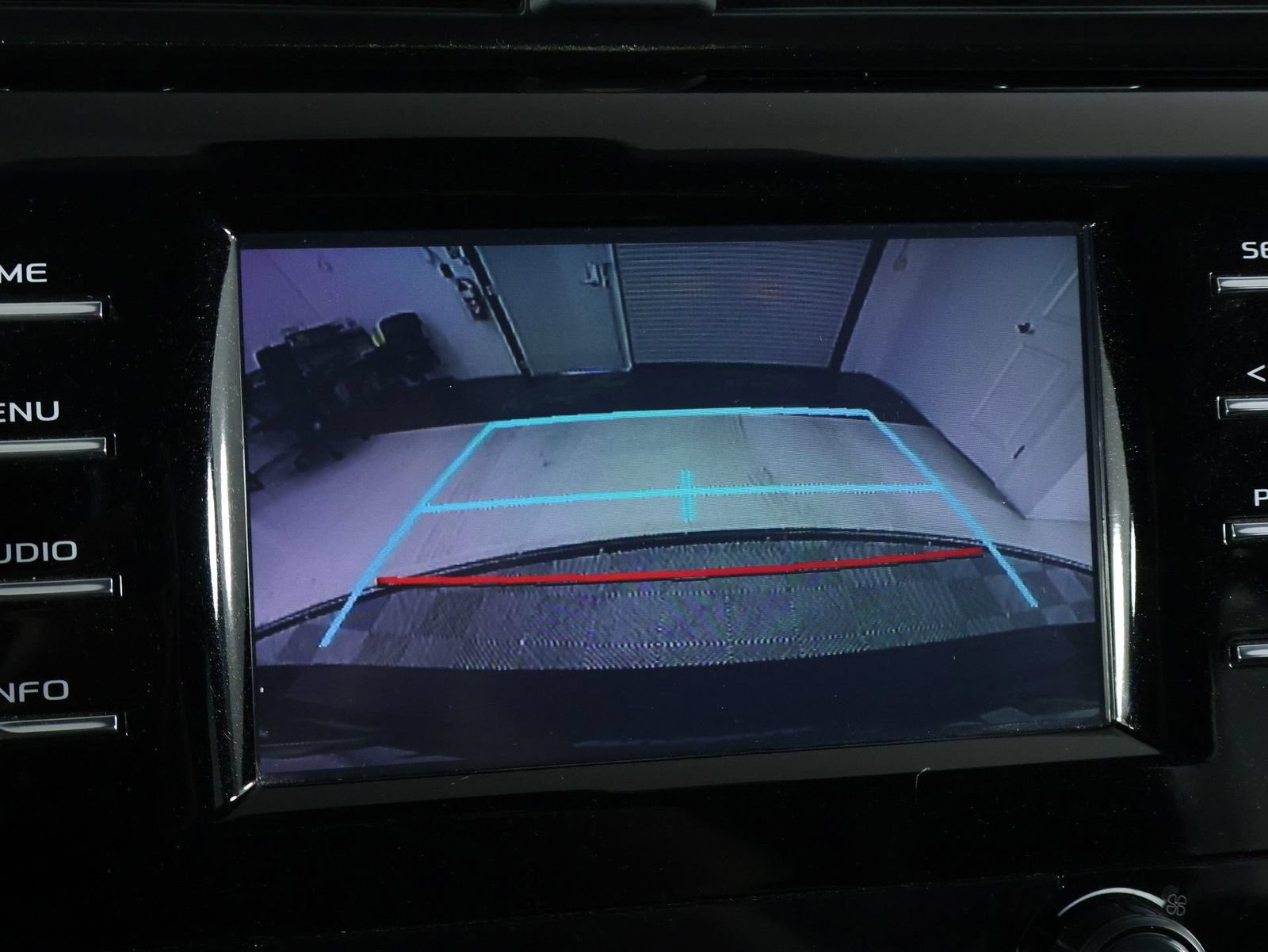 Used 2018 Toyota Camry SE FWD image 13