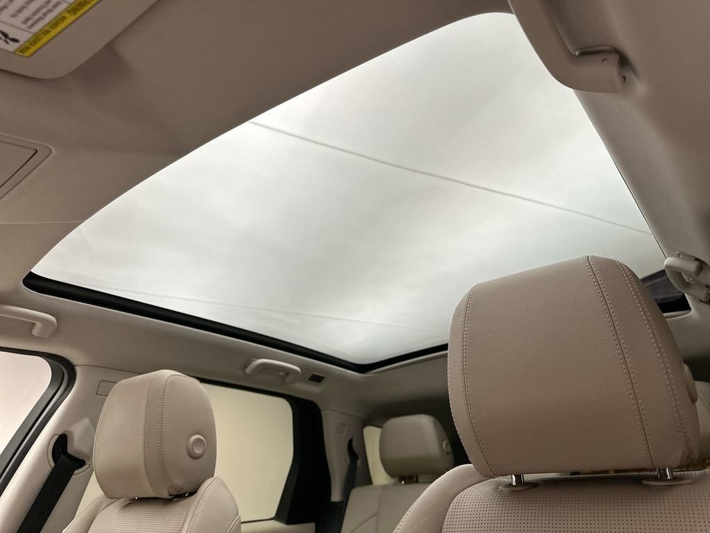 Used 2020 Land Rover Discovery Sport SE image 11