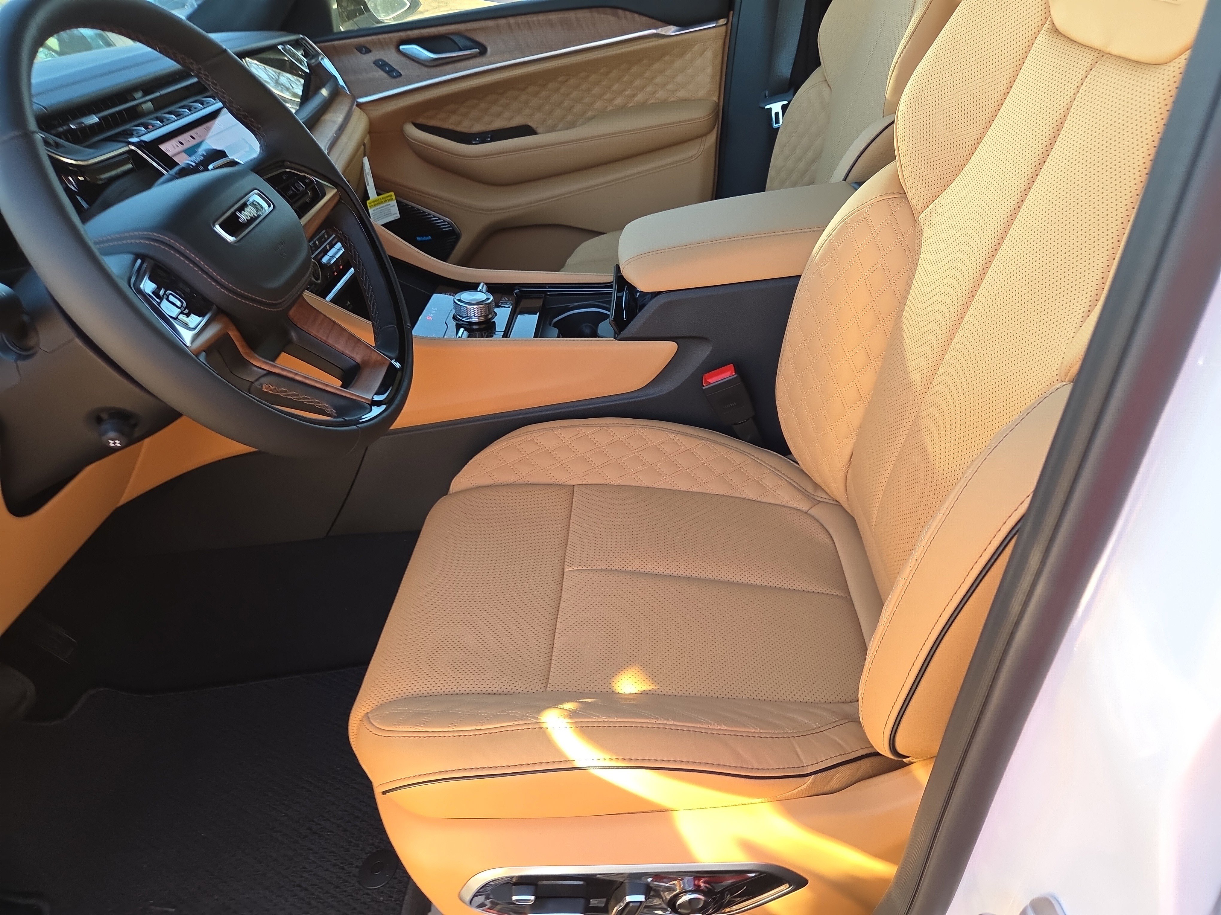 New 2025 Jeep Grand Cherokee Summit image 6