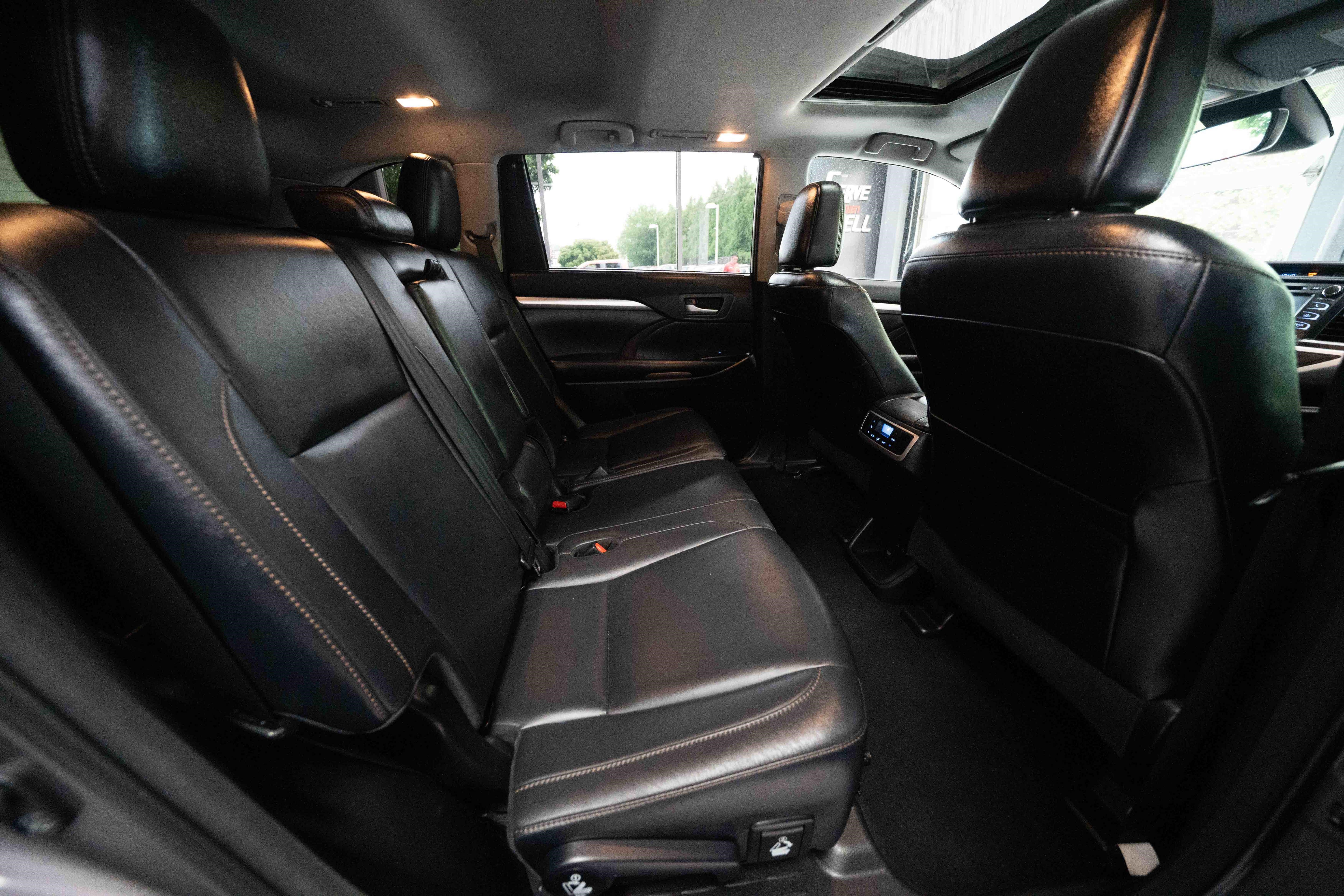 Used 2017 Toyota Highlander XLE AWD/4WD image 25