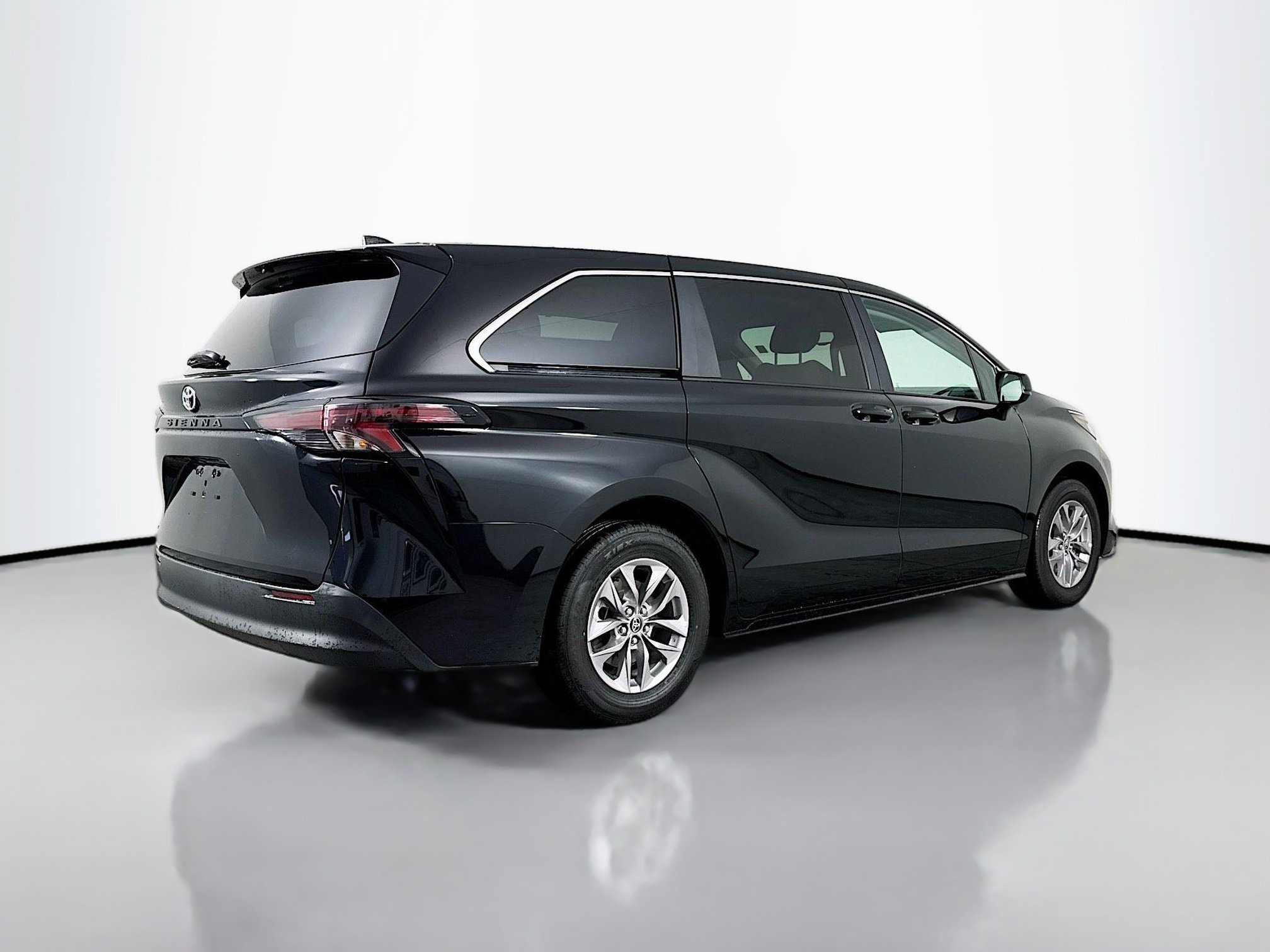 Certified 2026 Toyota Sienna LE FWD image 7