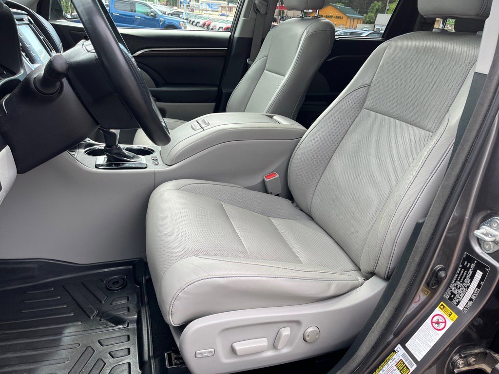Used 2015 Toyota Highlander Limited image 15