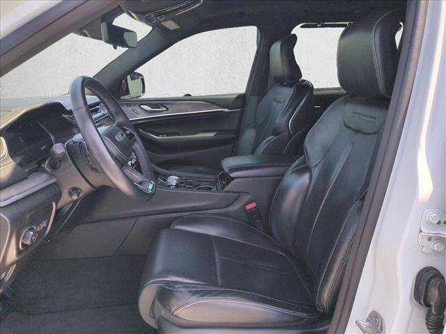 Used 2022 Jeep Grand Cherokee Overland w/ Luxury Tech Group IV AWD/4WD image 17
