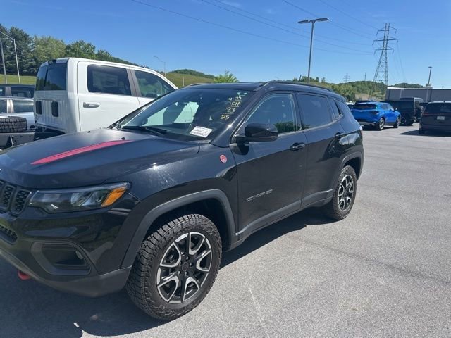 Used 2025 Jeep Compass Trailhawk w/ Trailer Tow Group AWD/4WD image 3