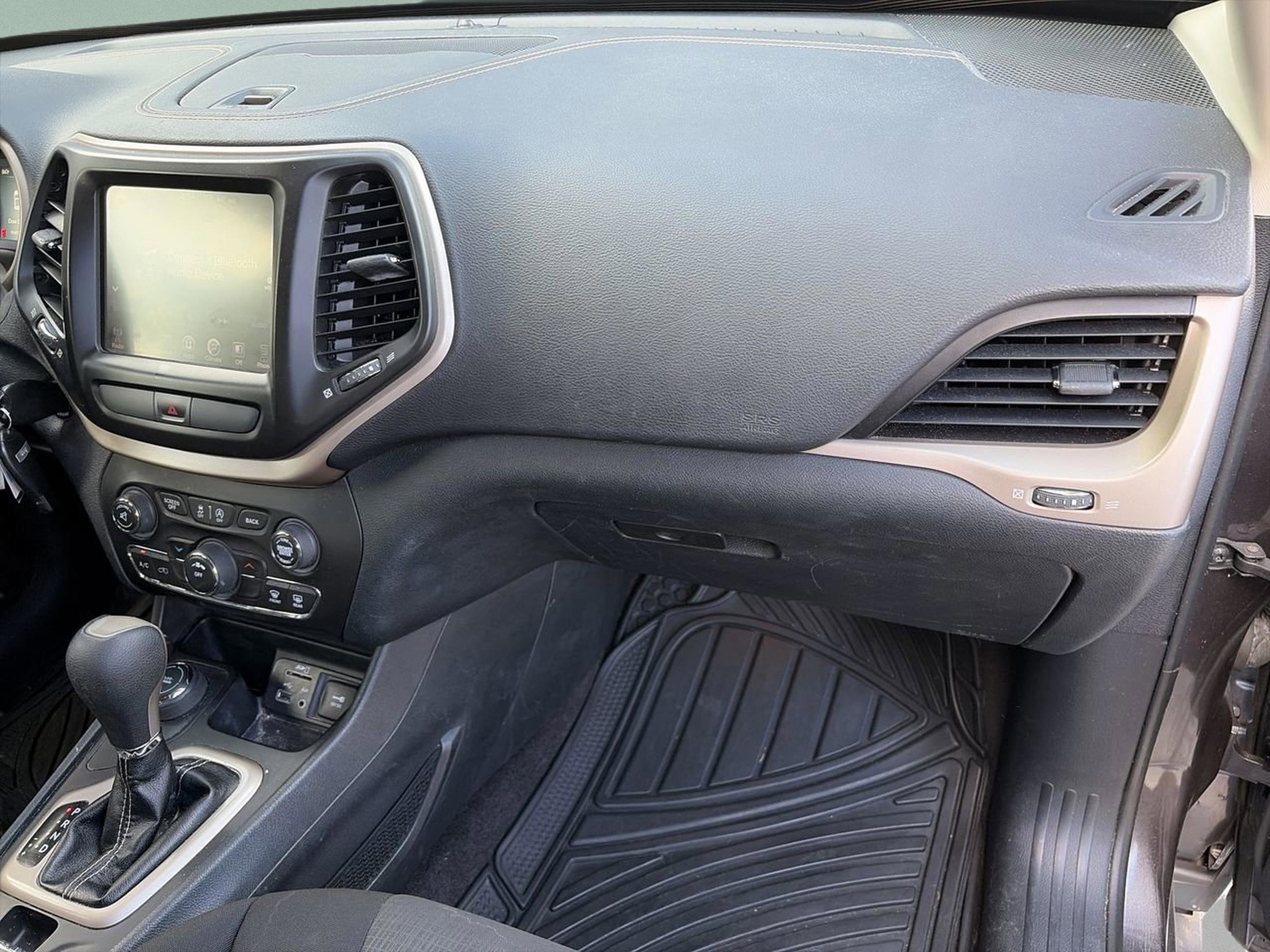 Used 2016 Jeep Cherokee Latitude w/ Cold Weather Group image 19