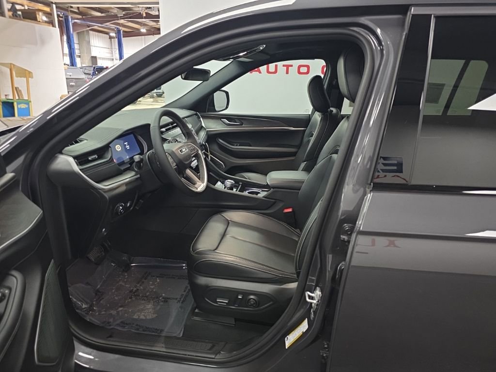 New 2026 Jeep Grand Cherokee L Limited w/ Limited Altitude Package image 17
