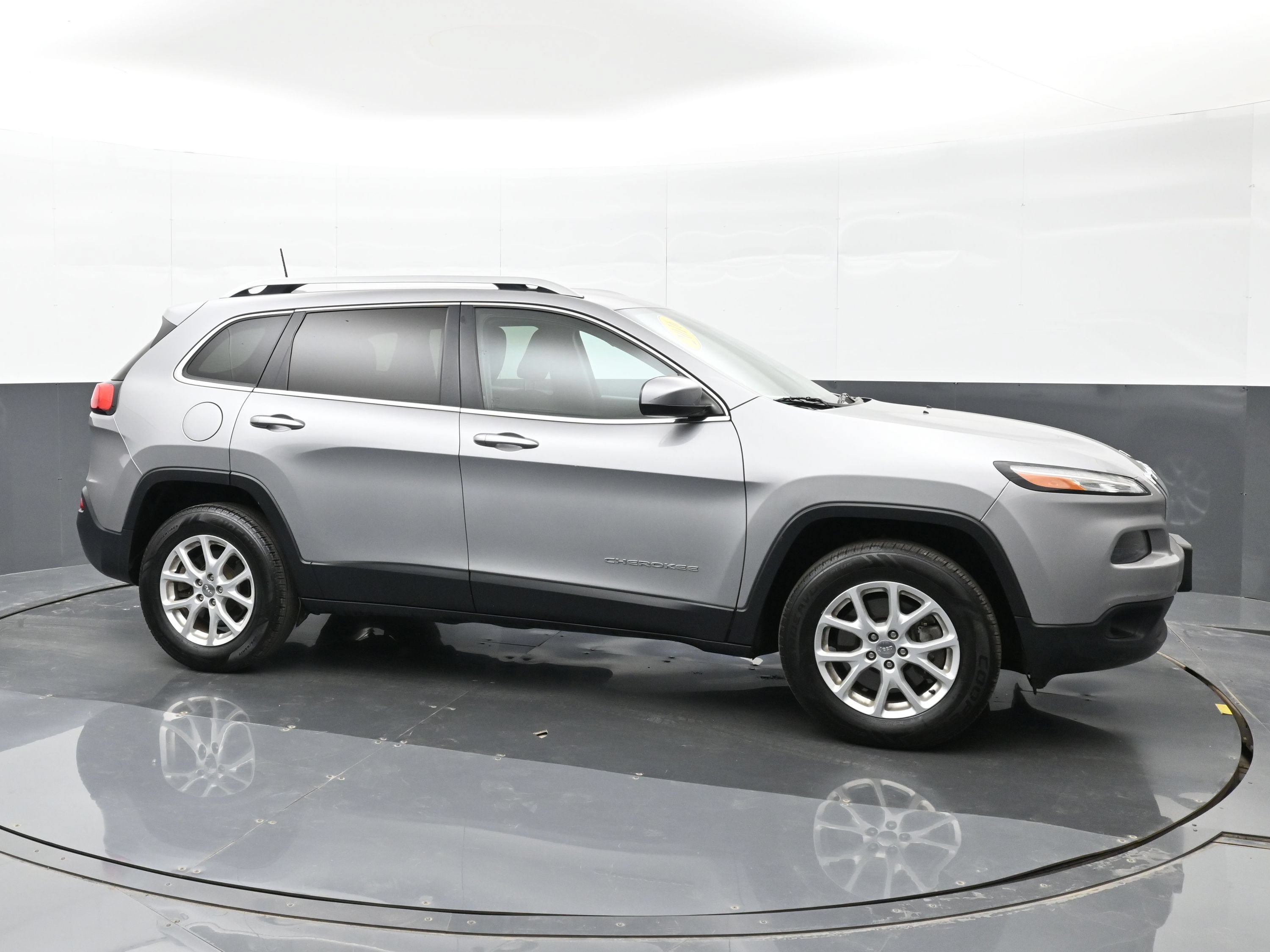 Used 2016 Jeep Cherokee Latitude AWD/4WD image 5