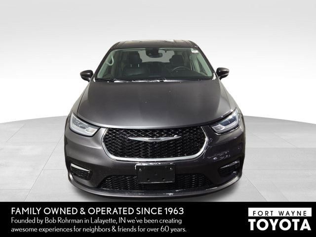 Used 2023 Chrysler Pacifica Touring-L image 3