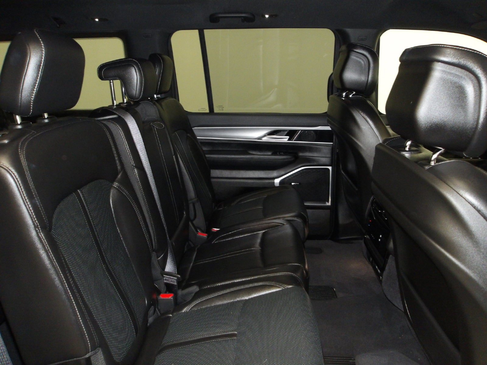 Used 2025 Jeep Wagoneer 4WD image 18