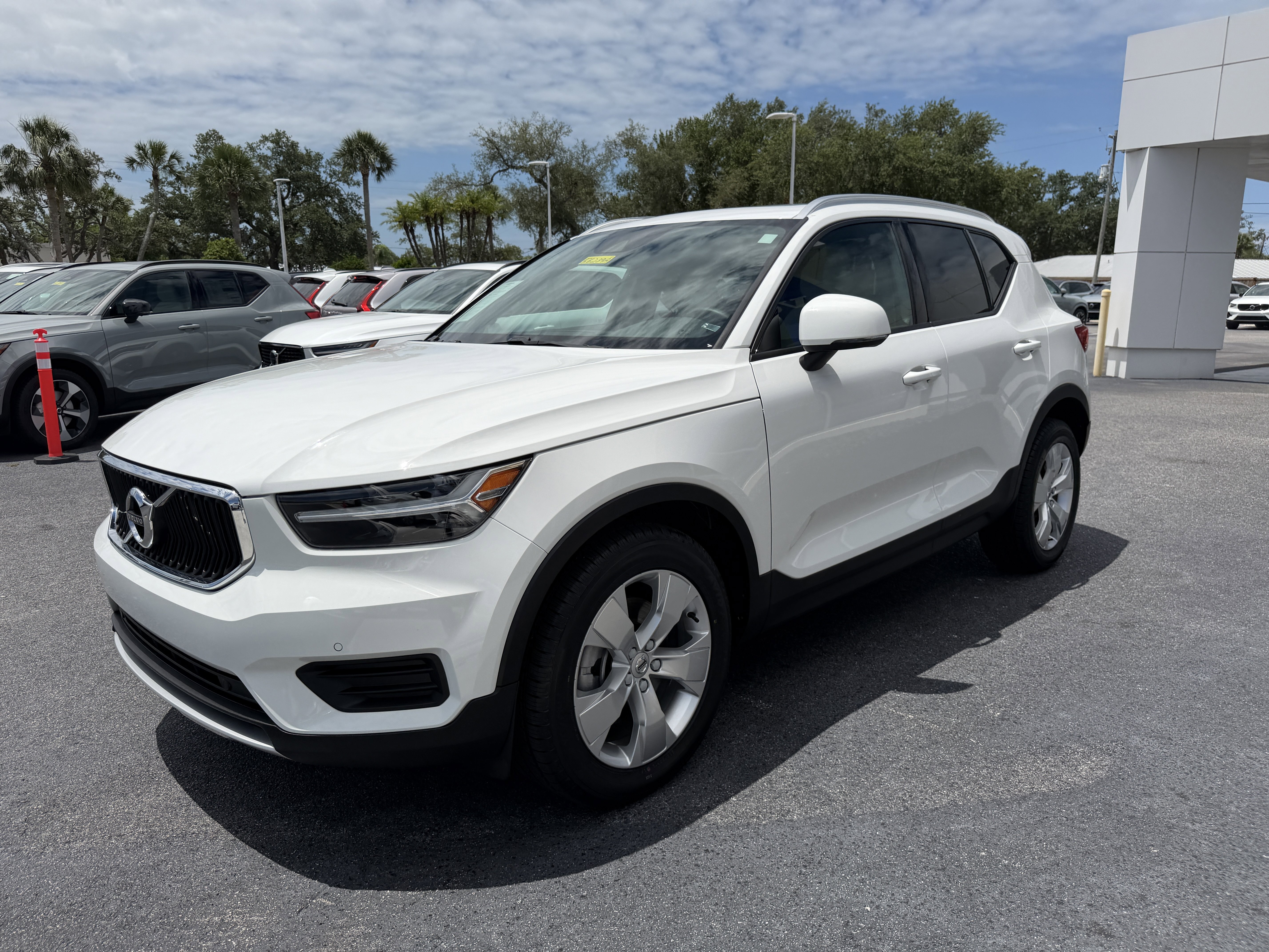 Used 2020 Volvo XC40 T4 Momentum FWD image 7