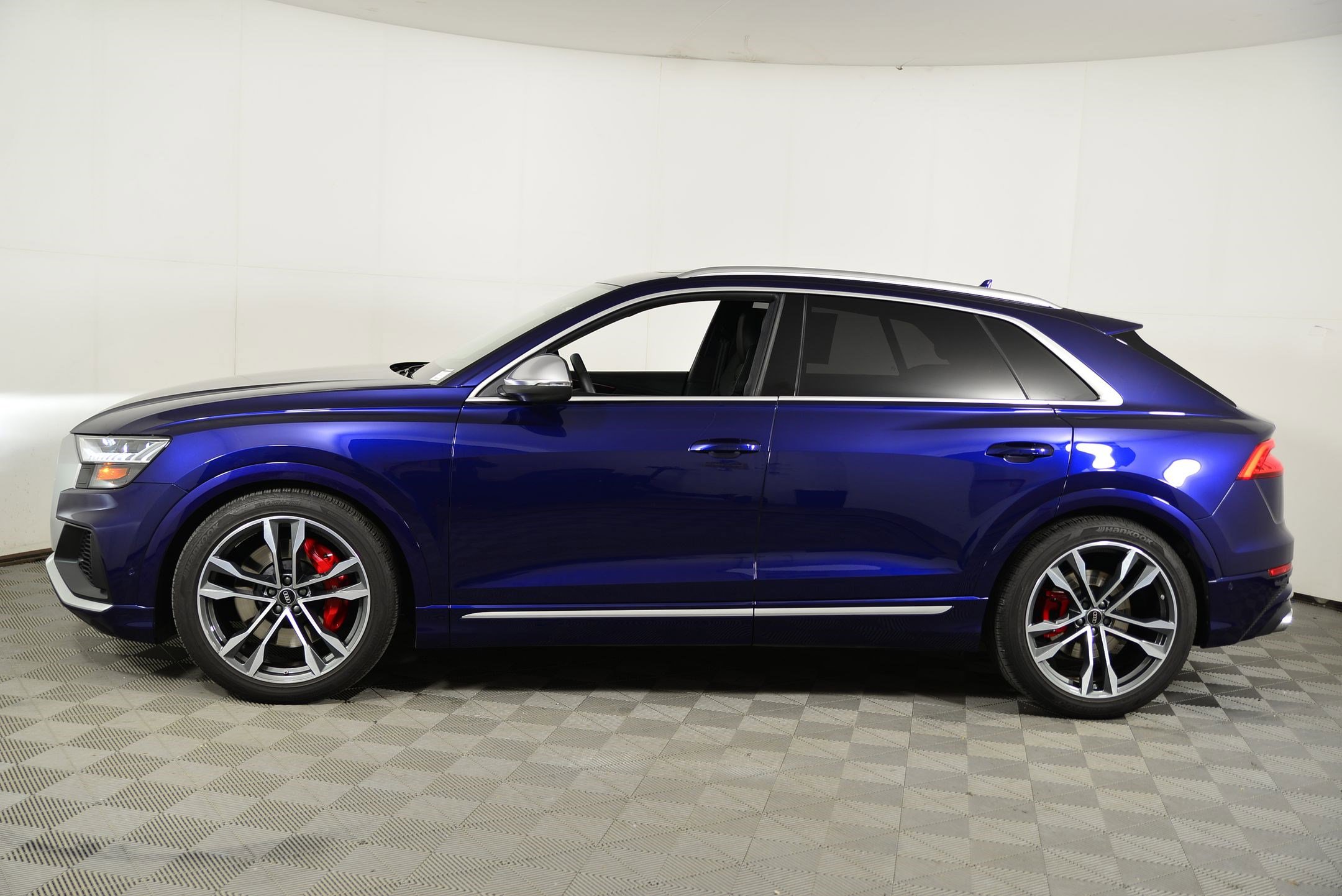 Used 2023 Audi SQ8 Premium Plus w/ SQ8 Luxury Package image 2