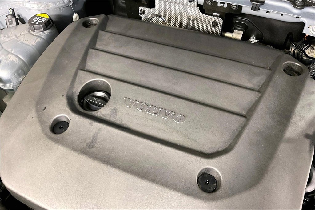 Used 2023 Volvo XC40 B4 Plus w/ Driver Assist Package image 32