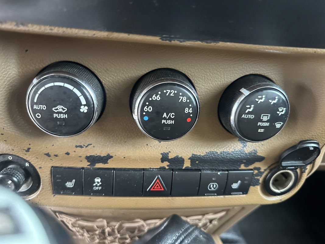 Used 2014 Jeep Wrangler Unlimited Sahara w/ Connectivity Group AWD/4WD image 43