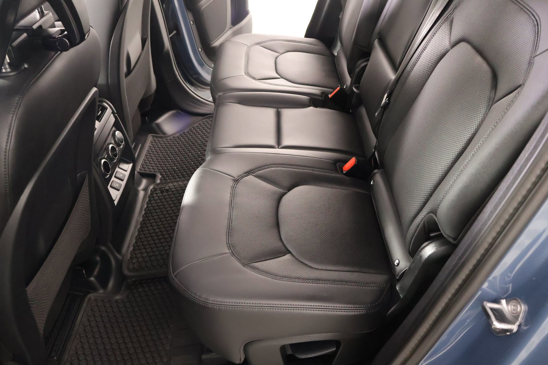 Used 2025 Land Rover Defender 110 X-Dynamic SE image 12