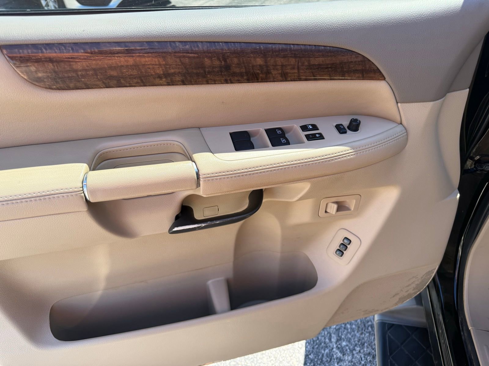 Used 2011 Nissan Armada Platinum w/ 2nd Row Captain Seat Pkg image 11