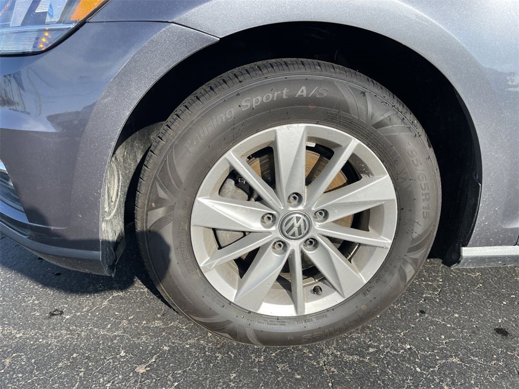 Used 2019 Volkswagen Golf S image 10