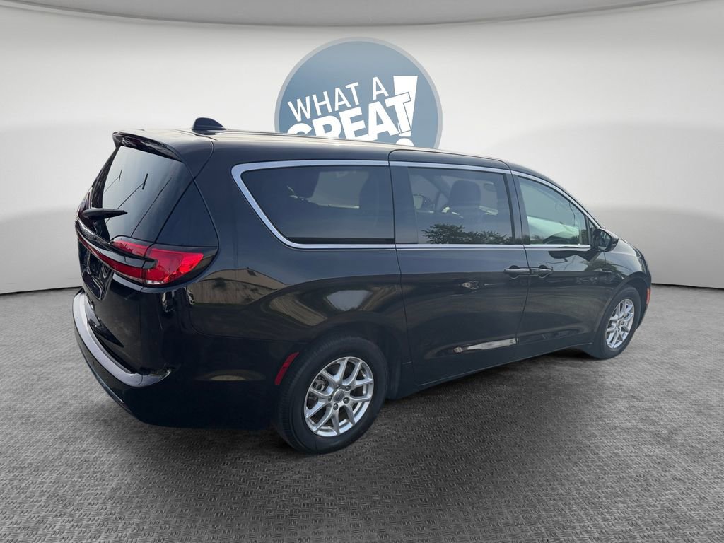 Used 2024 Chrysler Pacifica Touring-L FWD image 3