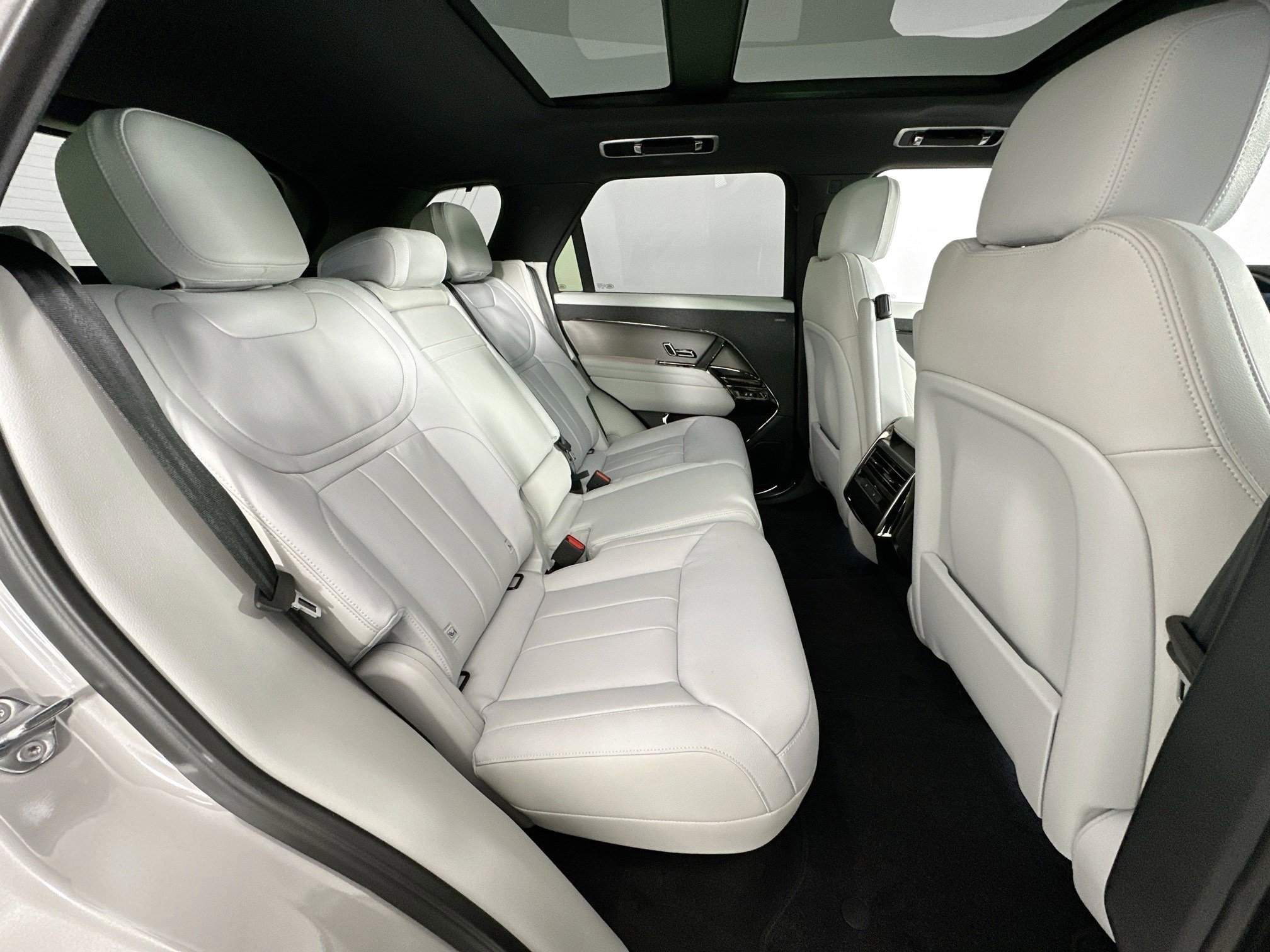 Used 2025 Land Rover Range Rover Sport image 24