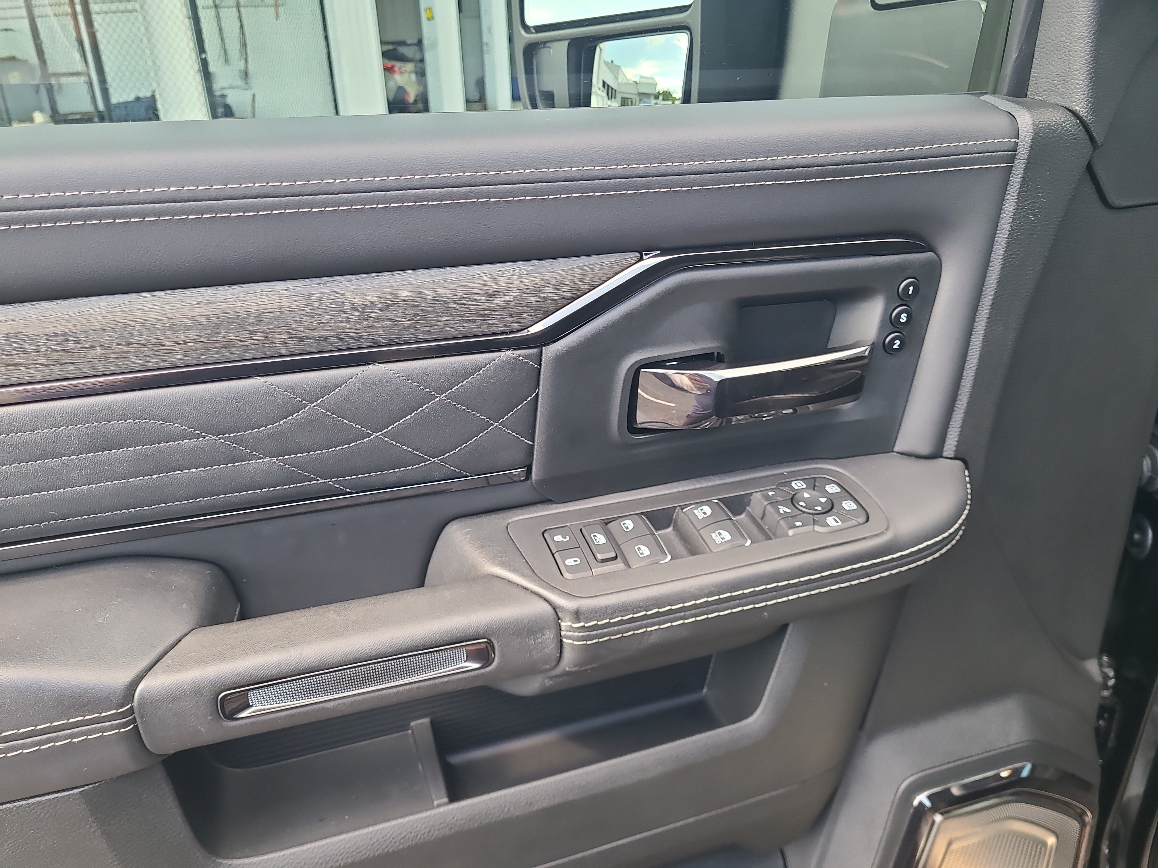 Used 2025 RAM 3500 Limited AWD/4WD image 19