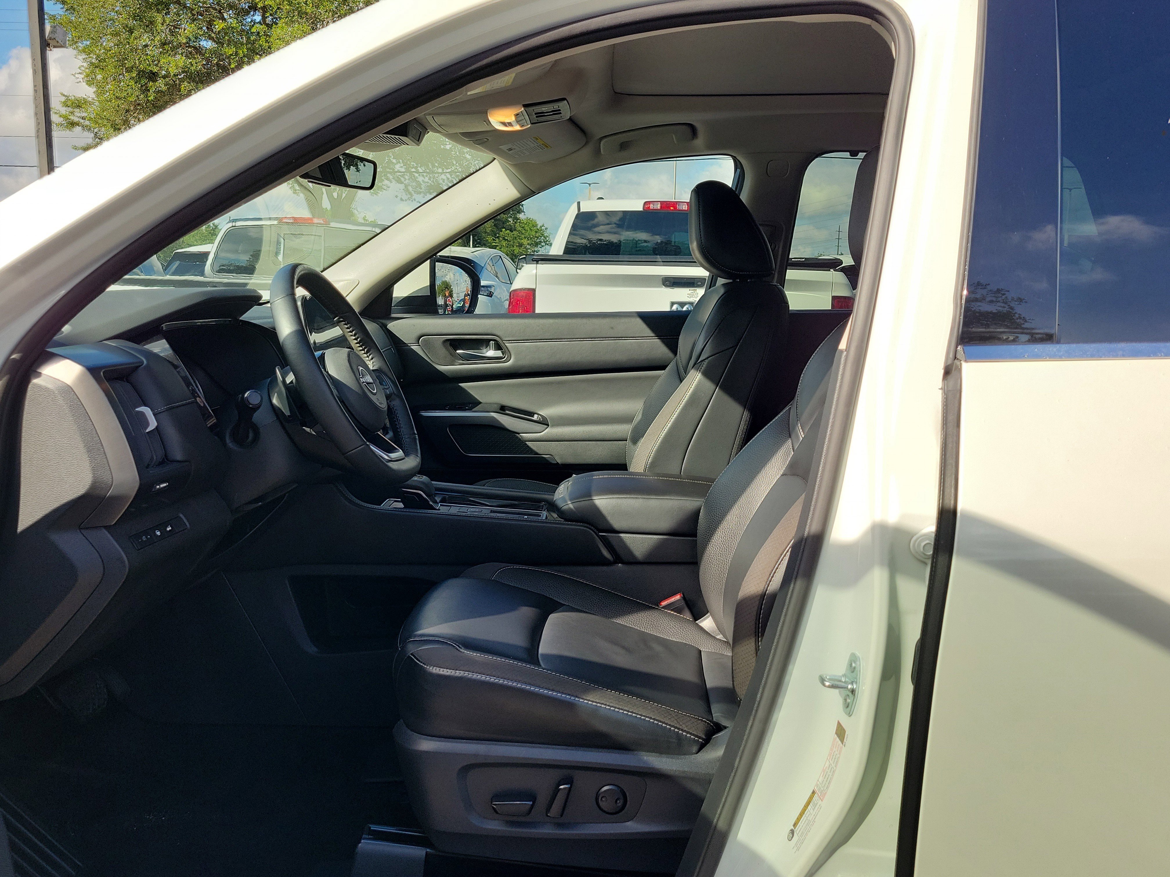 Certified 2024 Nissan Pathfinder SL w/ SL Premium Package FWD image 19