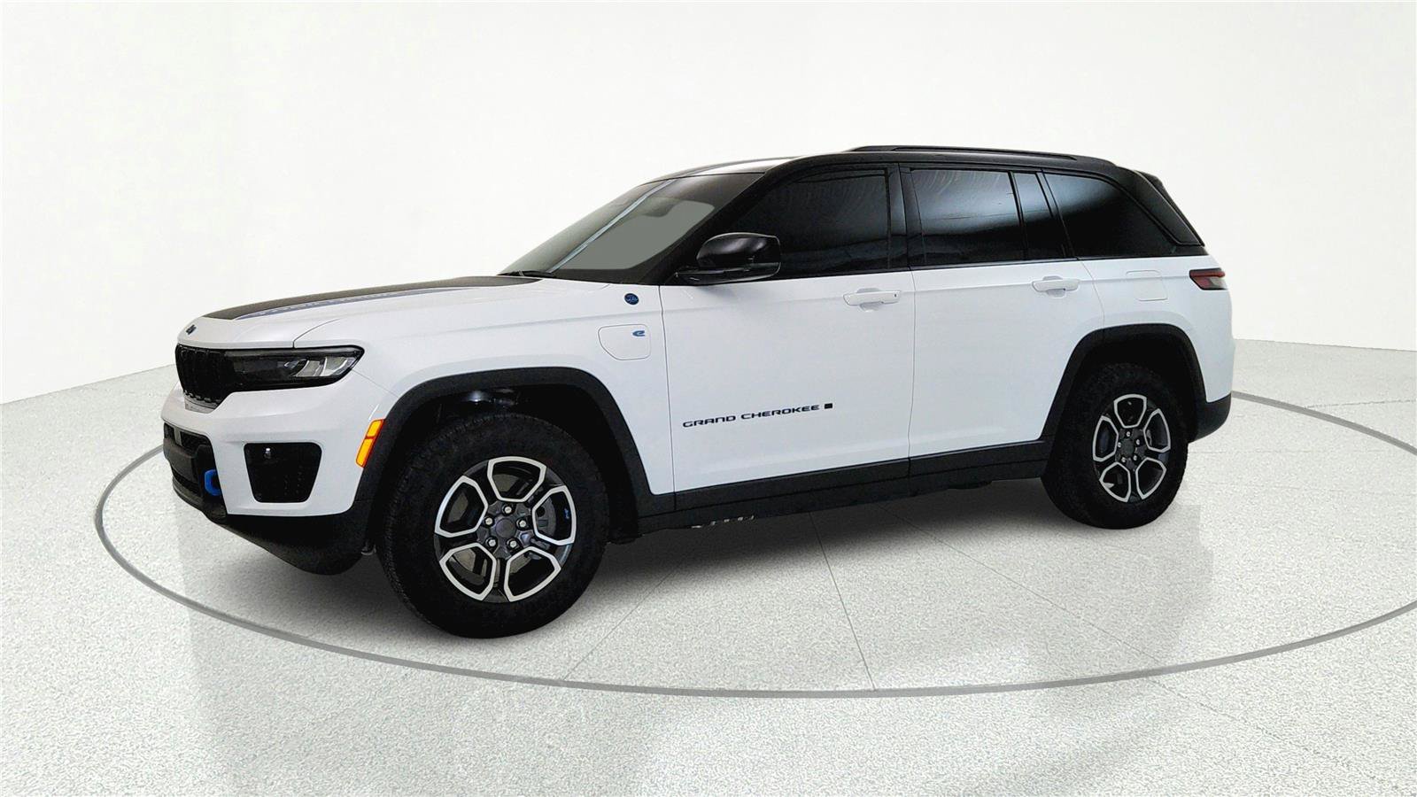 Used 2024 Jeep Grand Cherokee Trailhawk w/ Luxury Tech Group III AWD/4WD image 3
