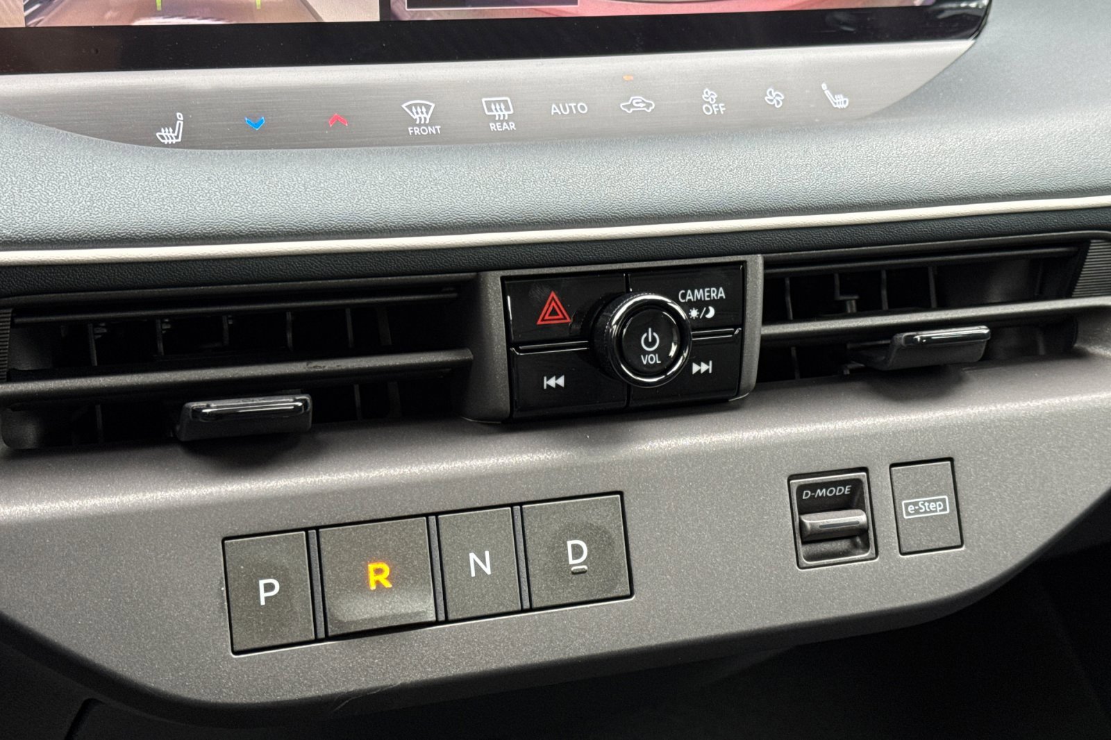 New 2026 Nissan Leaf Platinum+ w/ Cargo Package (Platinum+) image 18