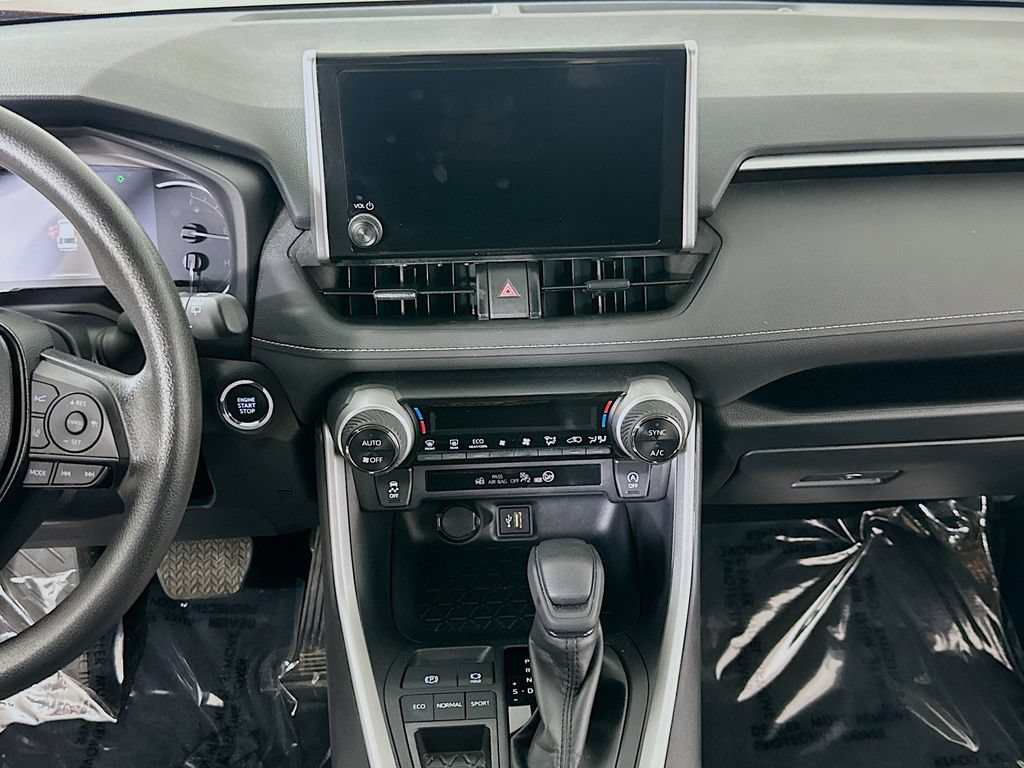 Used 2025 Toyota RAV4 XLE FWD image 18