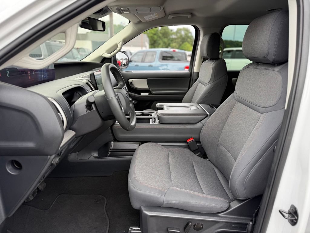 Used 2025 Ford Expedition Active AWD/4WD image 14