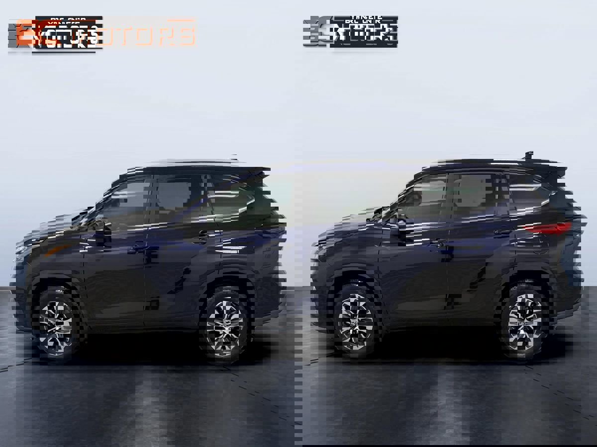 Used 2023 Toyota Highlander XLE image 3