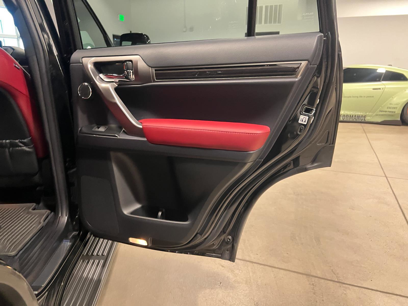 Used 2023 Lexus GX 460 Luxury w/ Sport Design Package AWD/4WD image 39
