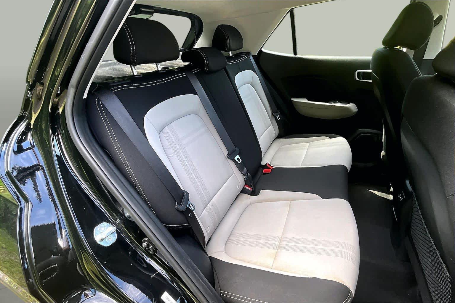 Used 2025 Hyundai Venue SEL FWD image 21