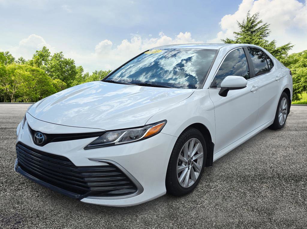 Used 2021 Toyota Camry LE image 3